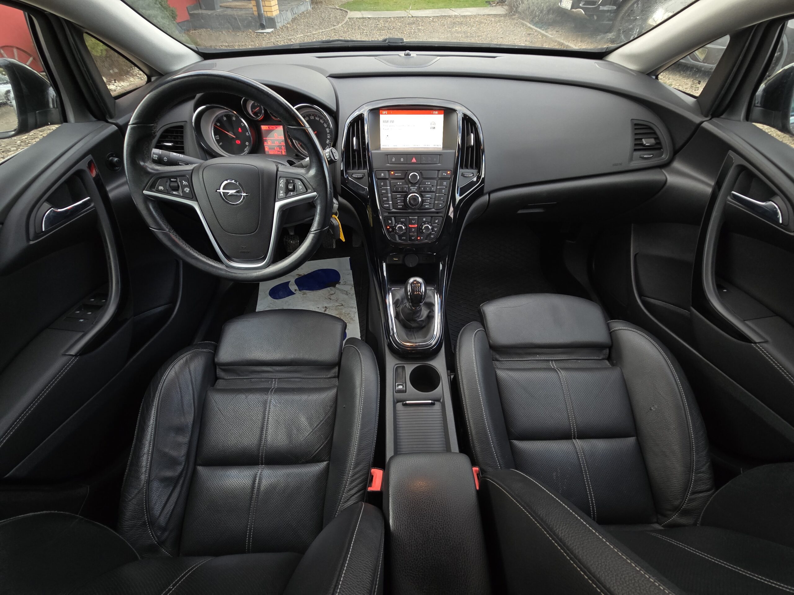 
								Opel Astra J 1.6cdti full									