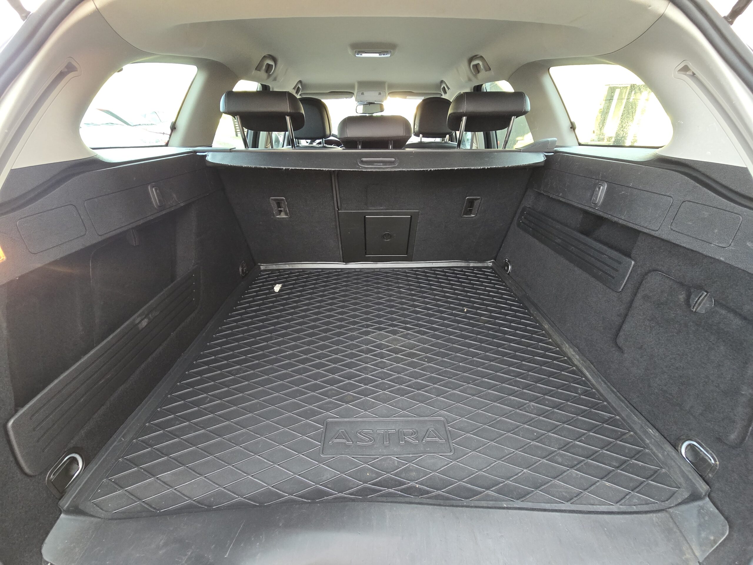 
								Opel Astra J 1.6cdti full									